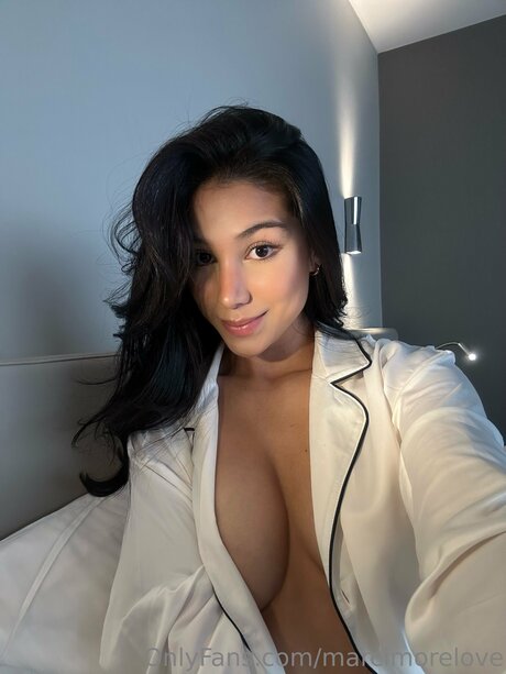 弁護士オンリーファンズ セクシー 写真