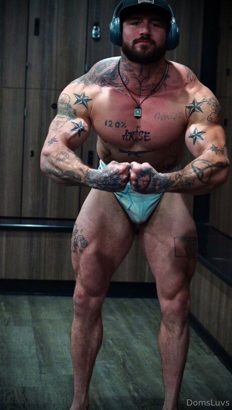 オイルを塗った巨乳オンリーファンズ エロチック 写真