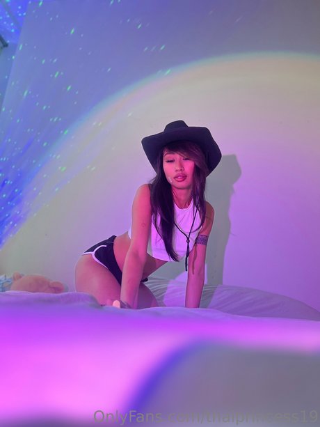 レズビアン乱交オンリーファンズ アートポルノ 画像