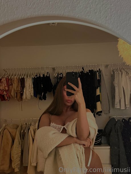 教室オンリーファン ポルノ 画像