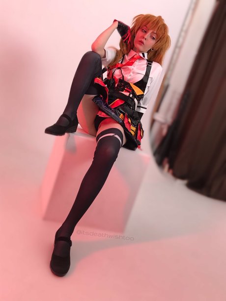 ぽっちゃりブロンドのオンリーファンズ ポルノグラフィック 写真