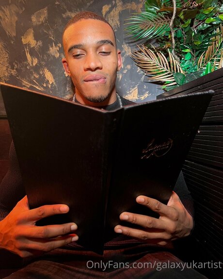 Akonnewanliss ポルノスター パーフェクト 写真