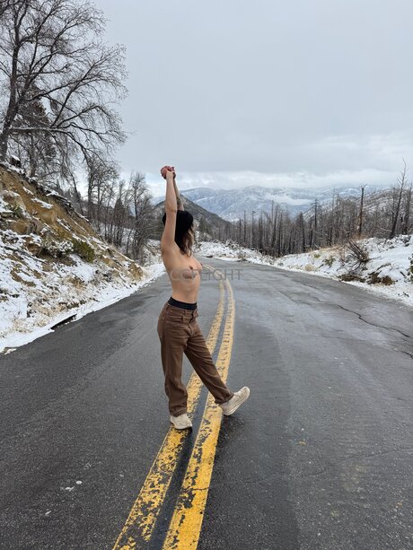 お尻を広げるオンリーファンズ アート裸 画像