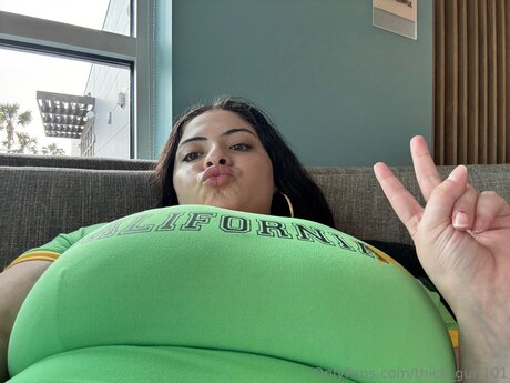 筋肉トランスオンリーファンズ セクシーヌード 写真