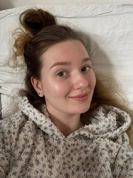 曲線美の女の子オンリーファンズ 裸 写真