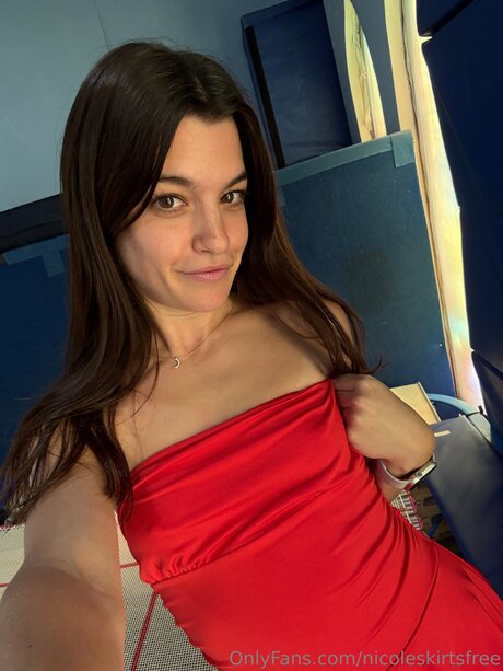 Nicoleskirtsfree ポルノスター 素敵 写真