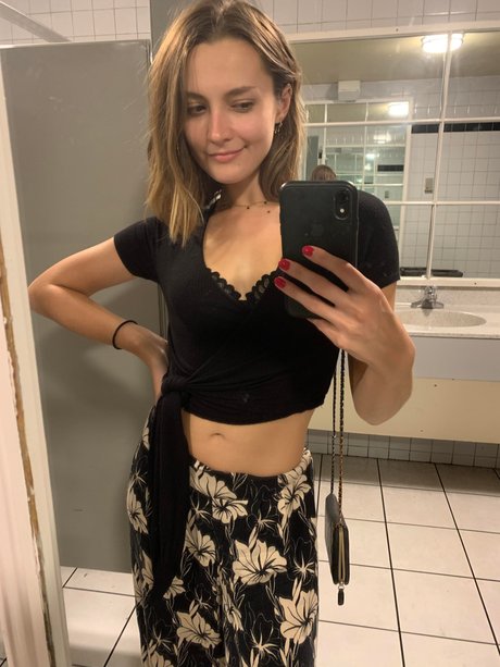 Carley Bee_ 裸のスター 画像