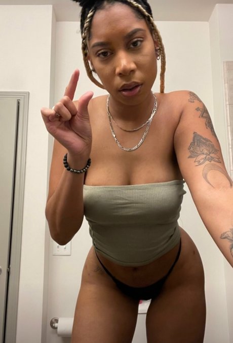 Aritheamazon Ari T ヌードのポルノスター 画像