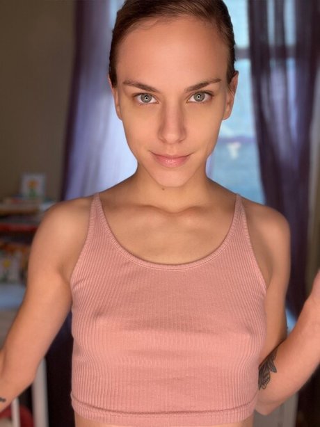 トランス熟女オンリーファンズ アート裸 写真