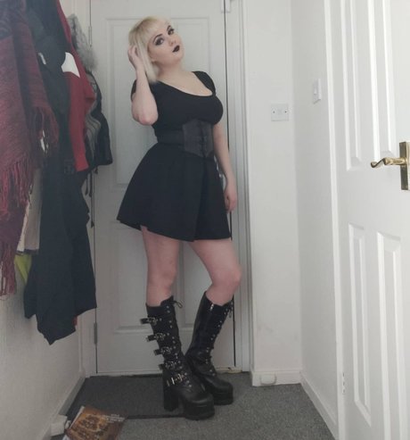 DinosaurQueen セクシーなポルノスター 写真