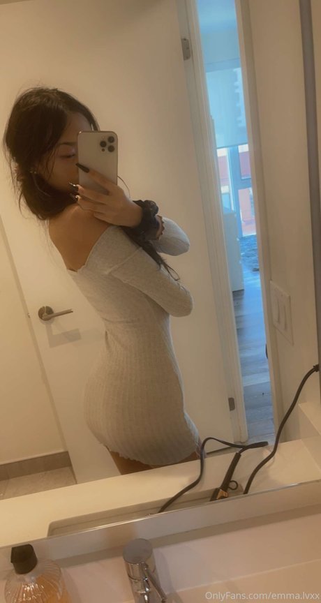 小さなおっぱいオンリーファンズ 無料 画像