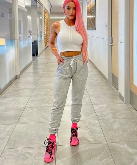 スペードのクイーン オンリーファンズ 裸 画像