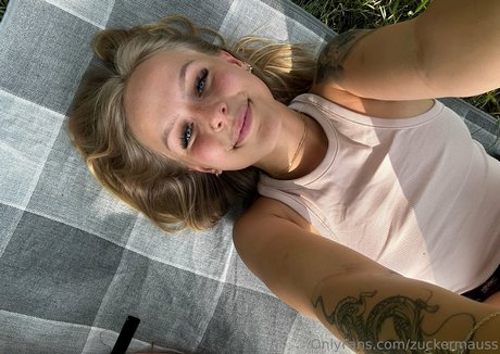 巨尻熟女オンリーファンズ アート裸 写真