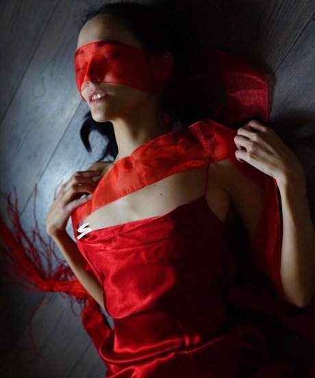 Zukhra Galina 裸の女優 写真