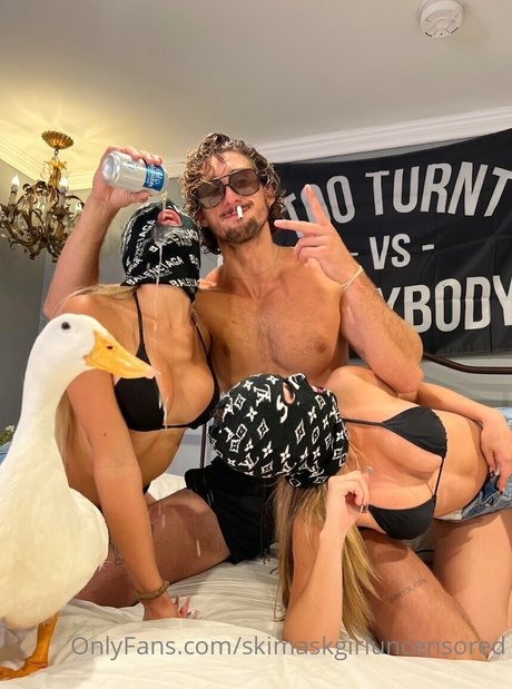 貞操帯オンリーファンズ ポルノ 写真