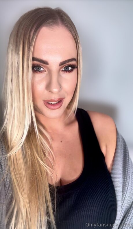 黒髪の熟女オンリーファンズ ヌード 画像