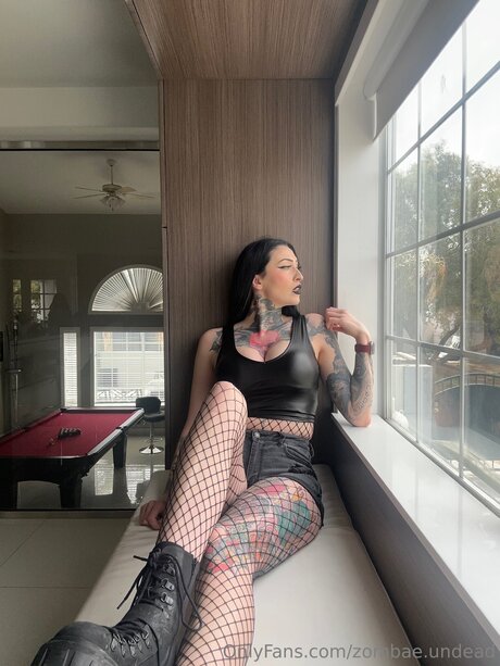 Zombae Undead ポルノモデル 写真