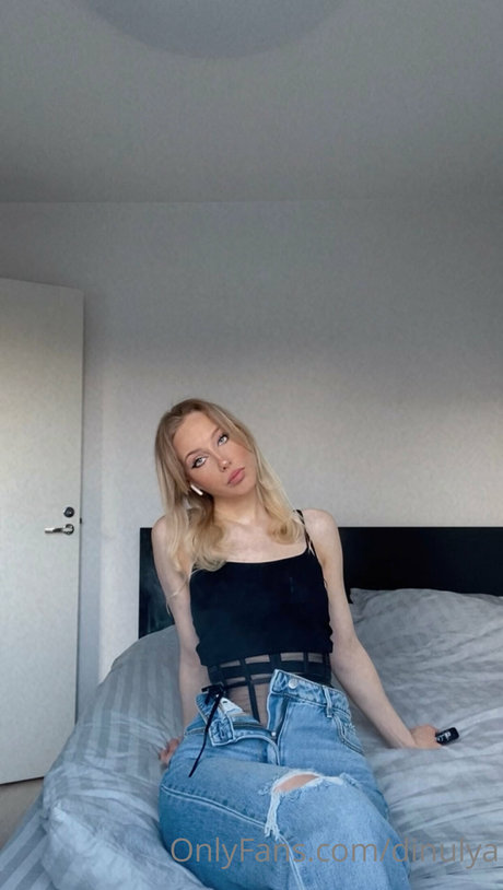 Dinulya 裸のポルノスター 写真