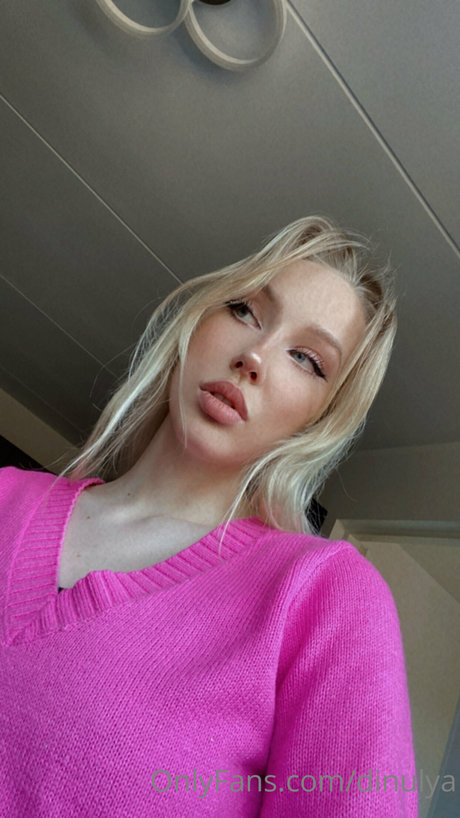 Dinulya エロティックなモデル 写真