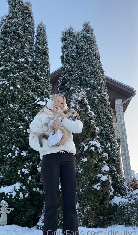 Dinulya エロティックなモデル 写真