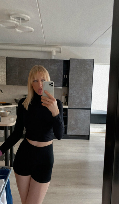 Dinulya 高品質のポルノスター アーカイブ