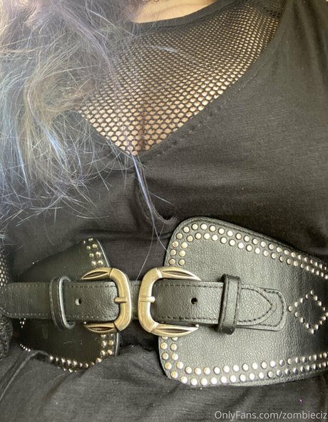 かわいいブロンドのオンリーファンズ ポルノ 画像