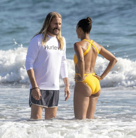 ランジェリーヌードオンリーファンズ ポルノ 写真