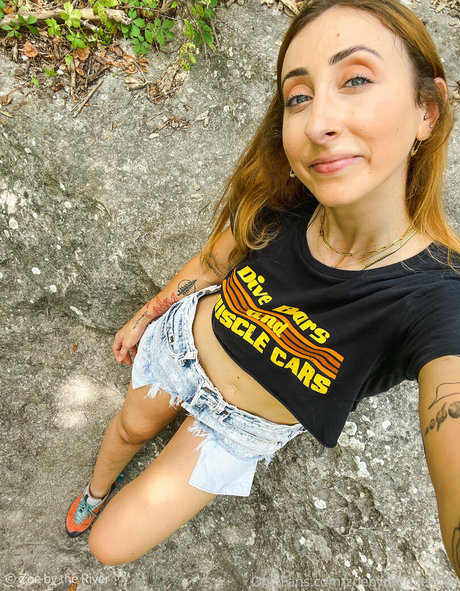 zoebytheriverfree ポルノスター 独占 写真