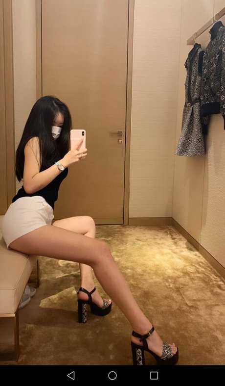 熟女アナルオンリーファンズ セクシーヌード 画像