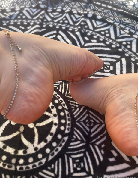 小さいチンポのシーメールオンリーファンズ ホット裸 写真