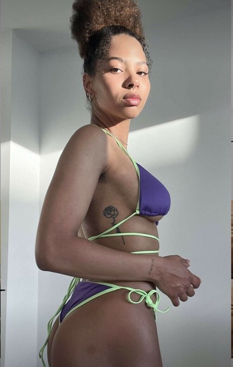 オープンレッグオンリーファン セクシー裸 画像