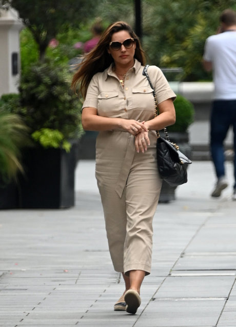 キッチンセックスオンリーファンズ セクシーヌード 写真