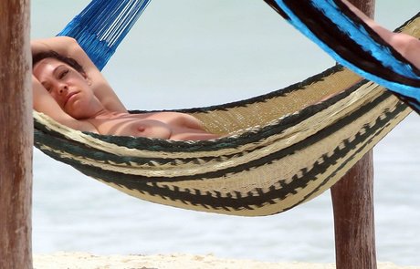 ビキニプリンセスオンリーファンズ セクシーヌード 写真