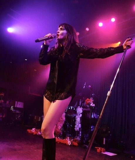 曲線美の女の子オンリーファンズ ホットセックス ギャラリー