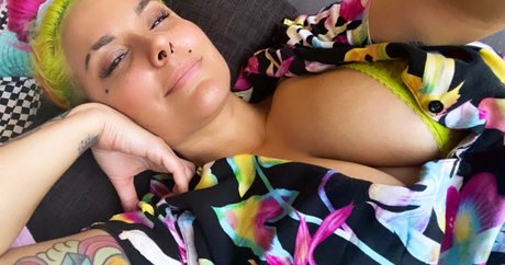 心理学者オンリーファンズ アート裸 画像