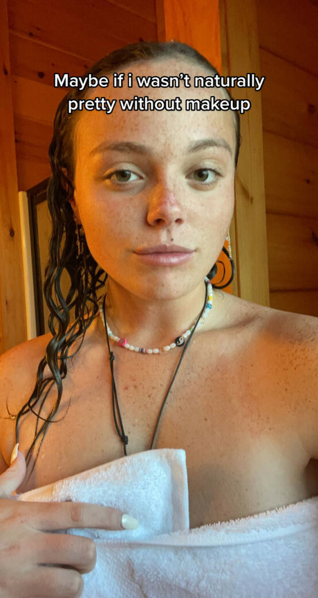 巨乳タトゥーオンリーファンズ セクシー裸 画像