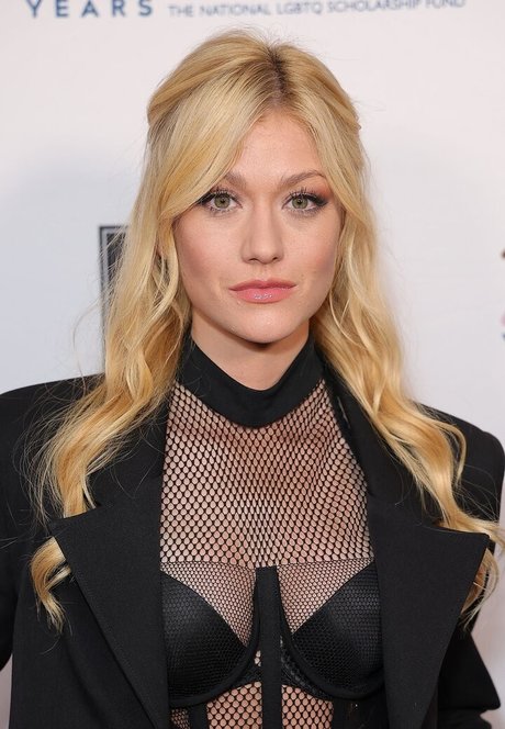 曲線美のブロンドオンリーファンズ ホット ギャラリー