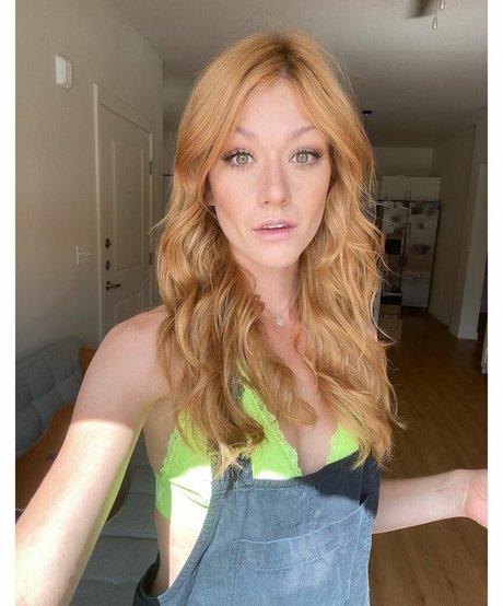 Katherine McNamara 素敵なスター ギャラリー
