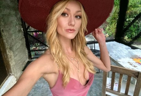 Katherine McNamara 裸モデル 写真