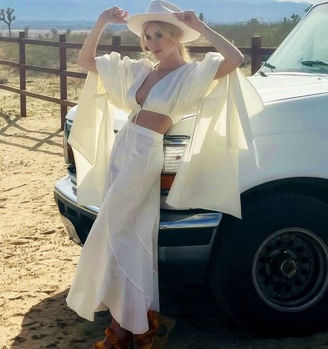 Katherine McNamara アートモデル 写真