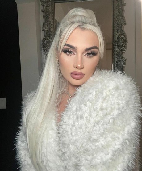 カーリーエボニーオンリーファンズ ポルノ 画像