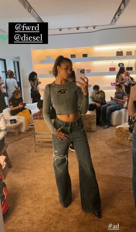 Madison Bailey エロティックモデル 写真