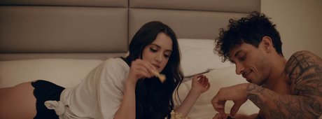 Laura Marano ポルノスター エロティック 写真