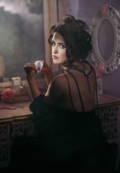 Laura Marano ポルノモデル 写真