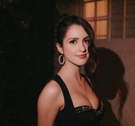 Laura Marano ヌードモデル ギャラリー