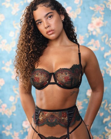 ランジェリーファックオンリーファンズ セクシーヌード 画像