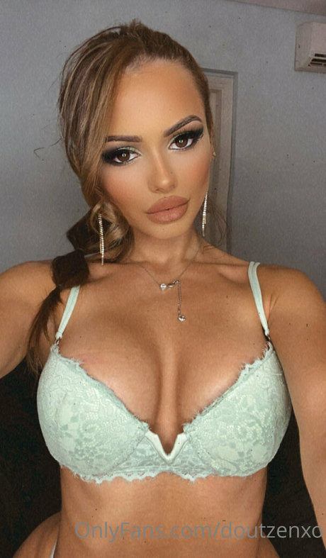 大学のアジア人オンリーファンズ 美しいヌード 写真