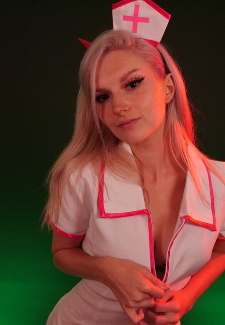 尖ったおっぱいオンリーファンズ アートヌード 画像