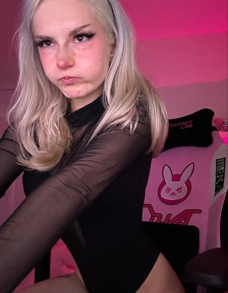 ストリップショー オンリーファンズ アダルト 写真