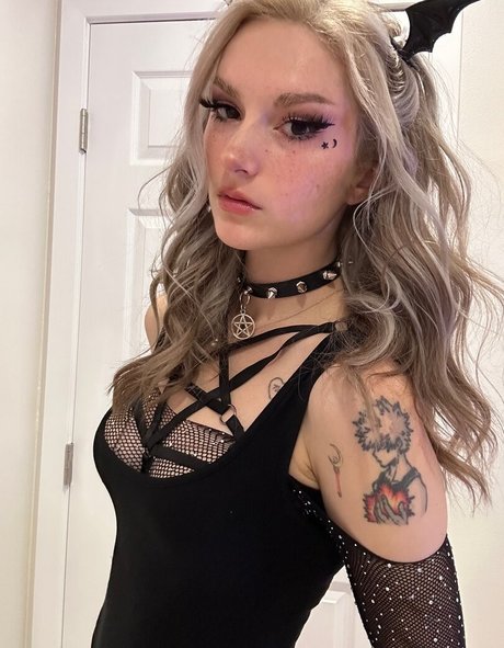 Busy B ASMR ヌードモデル 写真